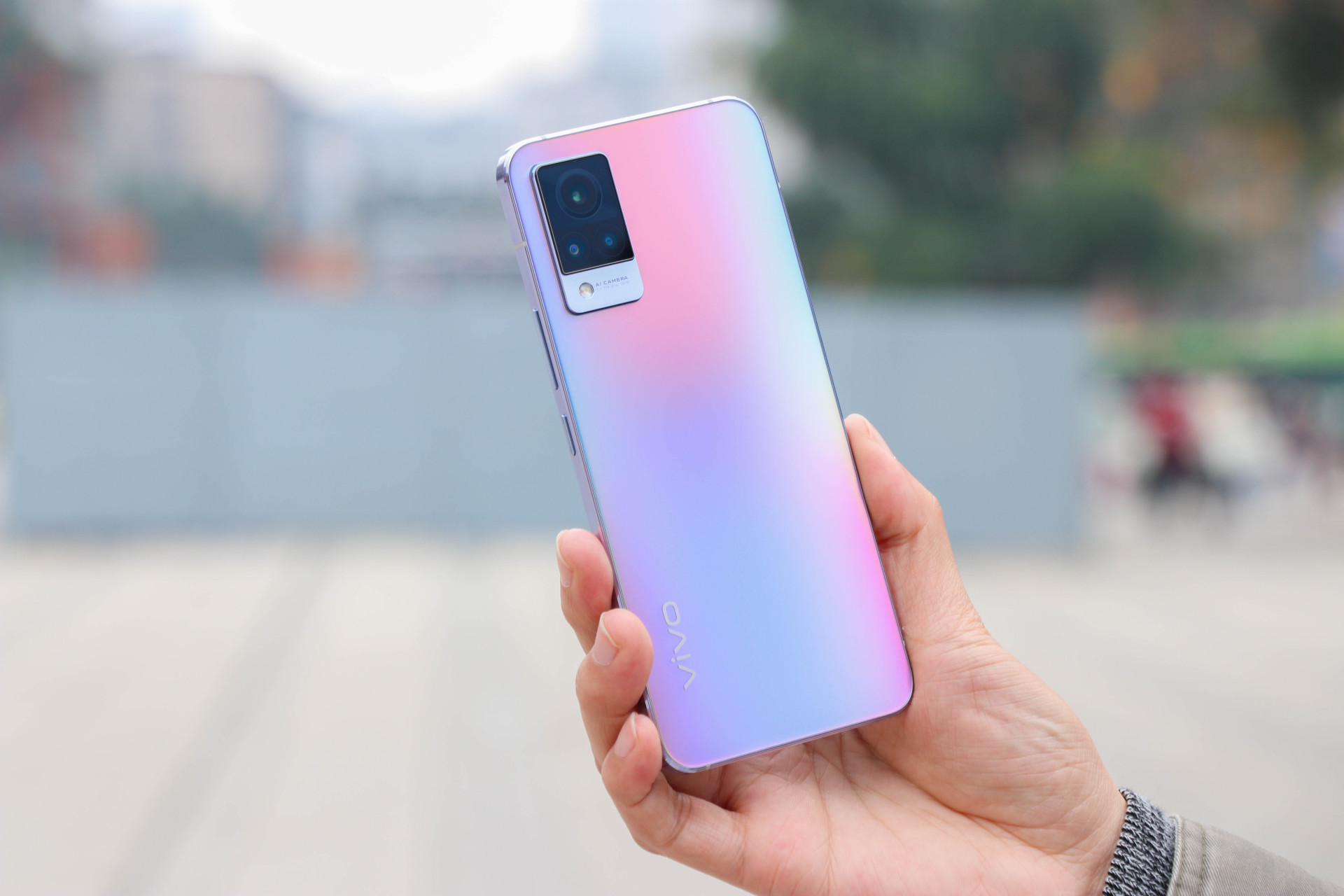 出门拍外景,随便拍了几张vivo s9的真机上手图,「印象拾光」配色确实