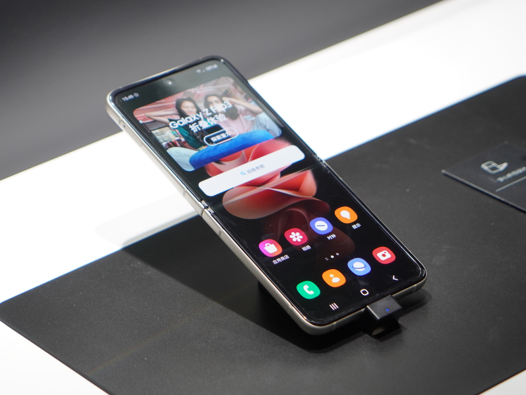 三星galaxy z flip3真机上手,很小巧,很轻薄,折叠后跟化妆盒似的,女孩