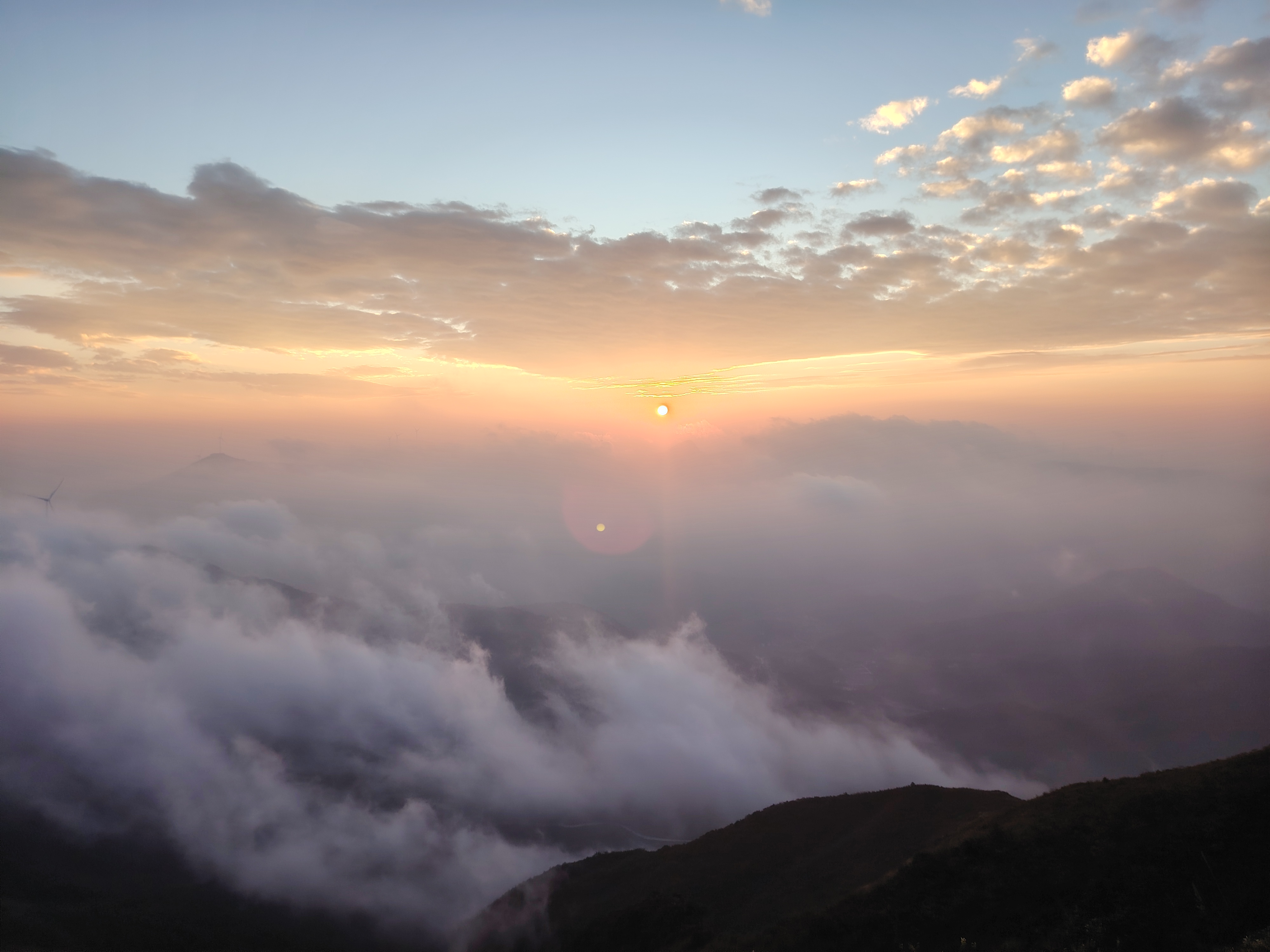 "登顶山峰,欣赏那片浩瀚的云海,感受太阳从云层后面慢慢升起,天空呈现