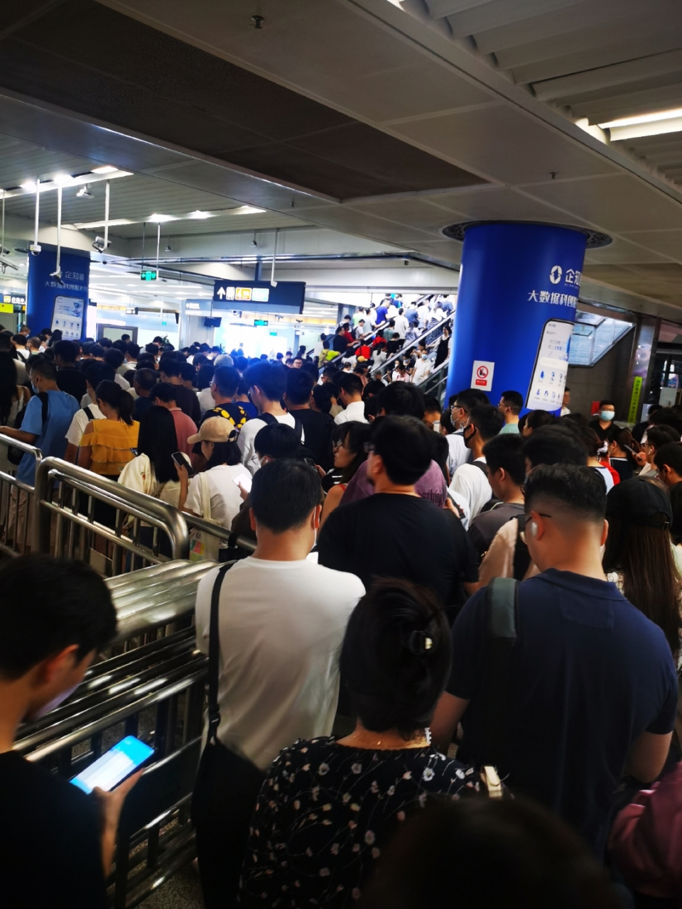 深圳北站,下班高峰期 好久没这个点儿挤地铁了 谁说经济不好,人气十足