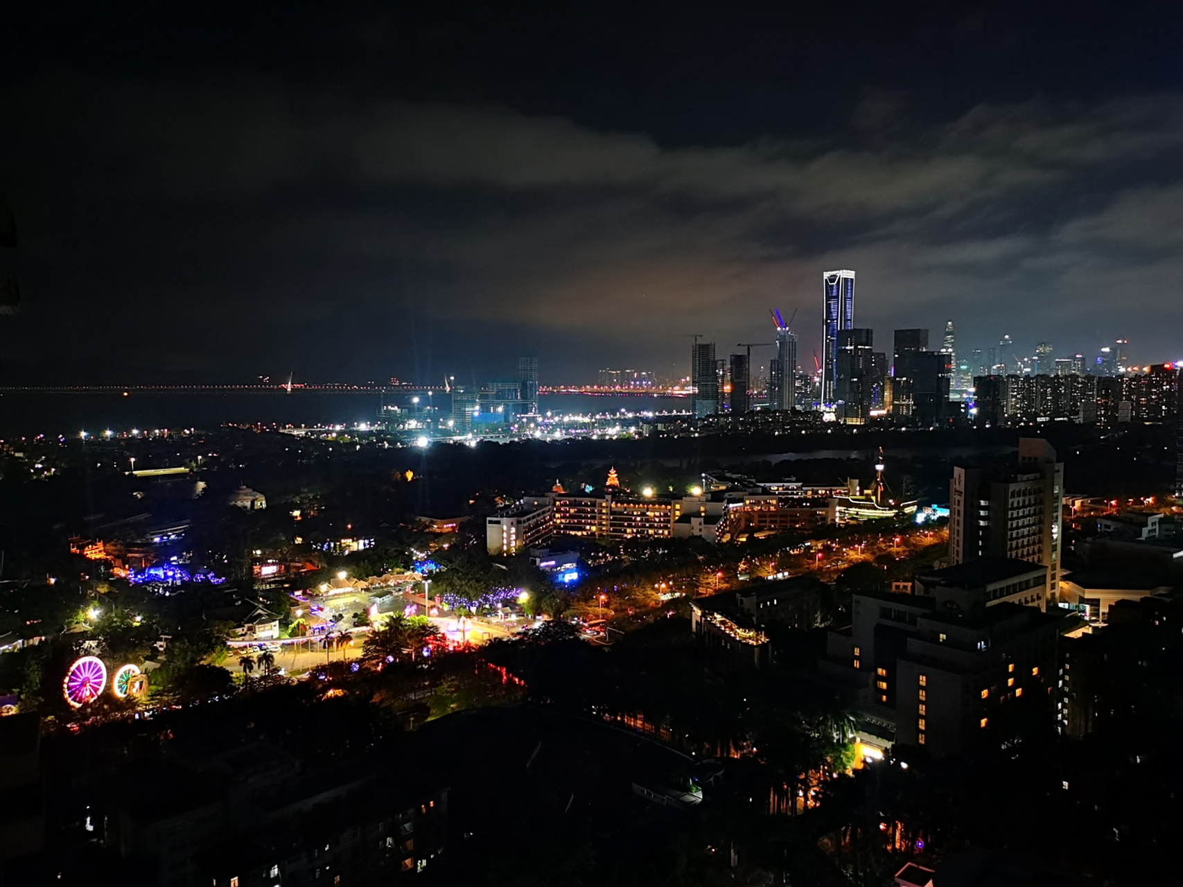 深圳夜景,锦绣中华,欢乐海岸,洲际酒店,深圳湾大桥,以及远处的香港