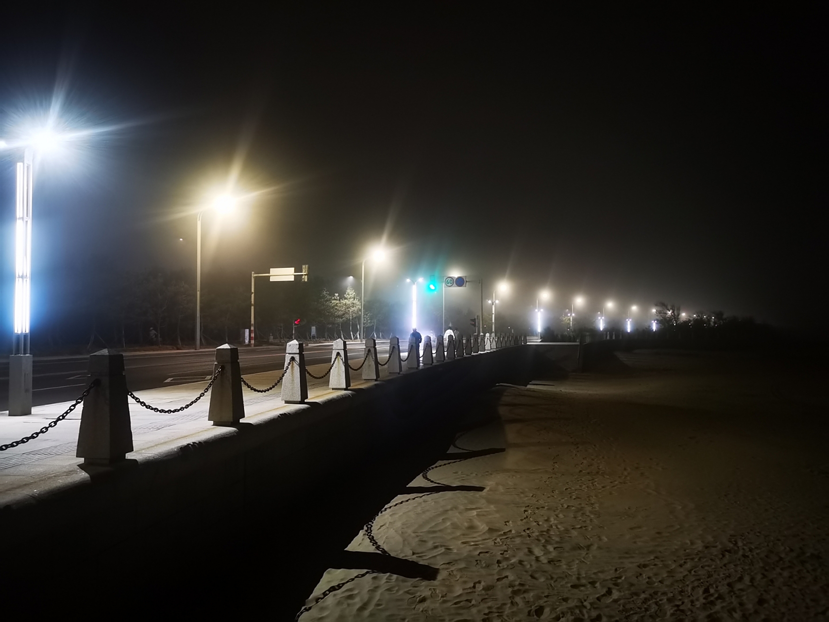 烟台幸福岸线海滨公园海边,夜晚雾气蒙蒙