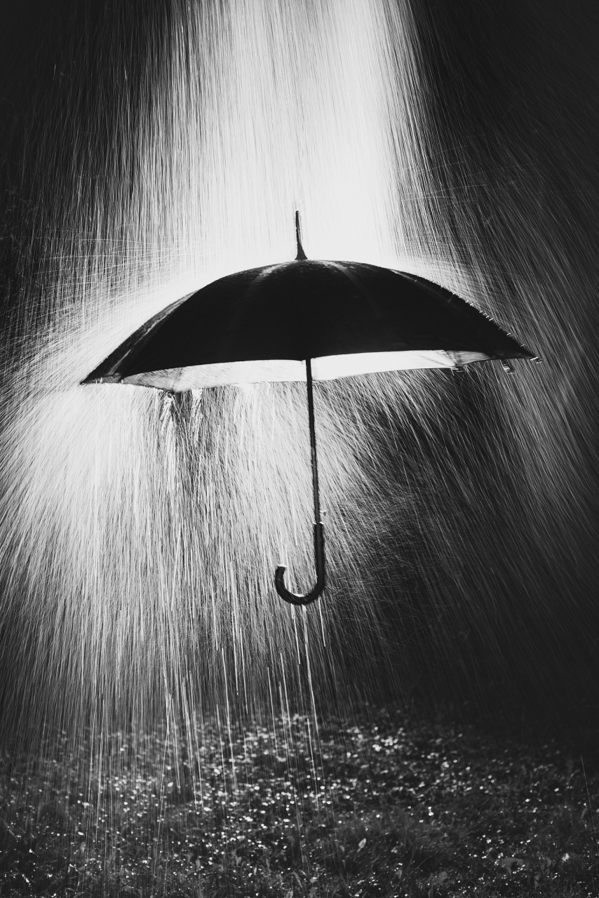 故作的轻松 假装的坚强 依然让你感到崩兰 压抑绝望的图片黑暗压抑