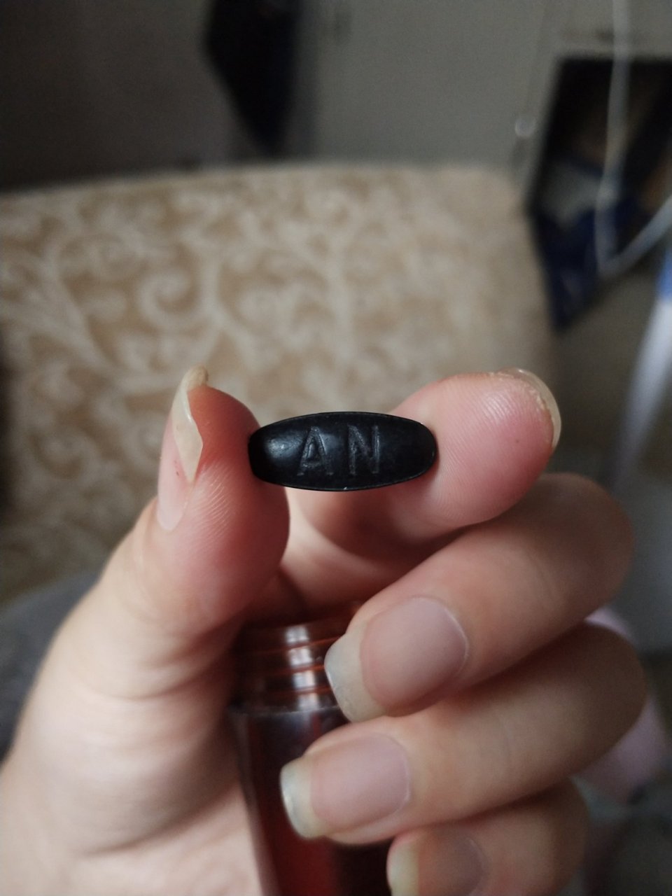 请问这种黑色药片上面有an缩写的是什么药?