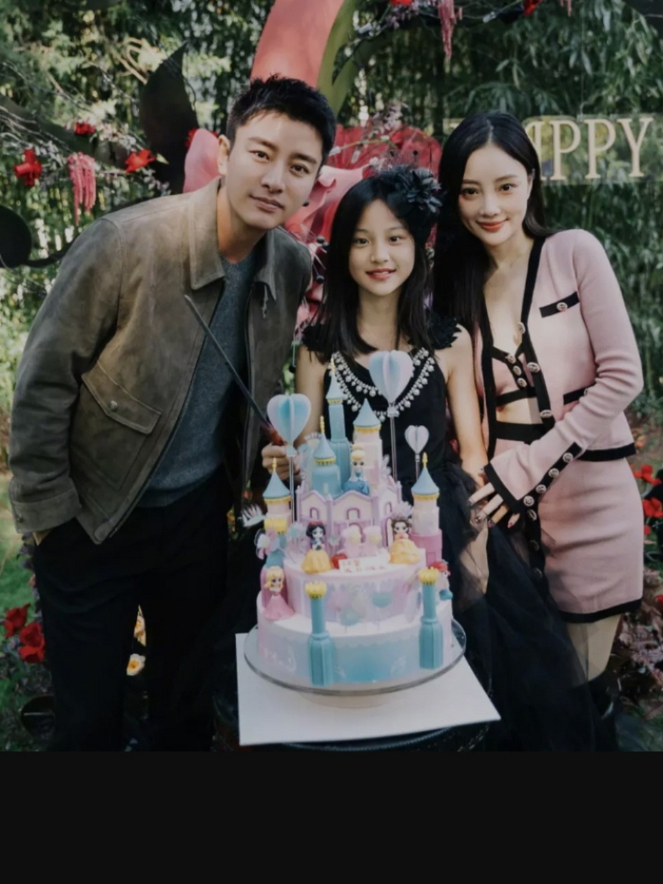 照片是李小璐和贾乃亮带着甜馨在城堡背景布前过生日的温馨画面.