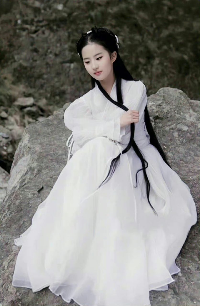 刘亦菲# 神仙姐姐刘亦菲在《神雕侠侣》时期扮演的小龙女剧照图.