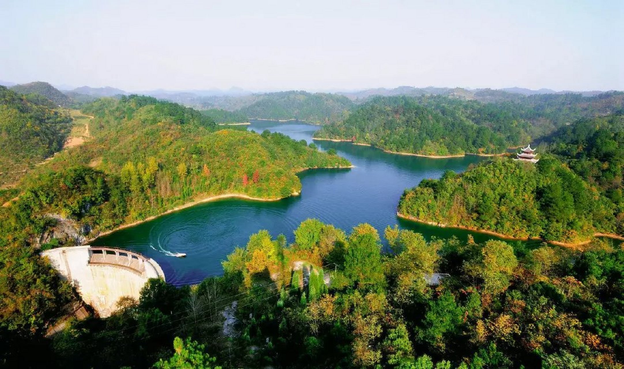 万物皆可云# 每年的2月-5月是来长顺杜鹃湖最佳的时间,湖畔生长着