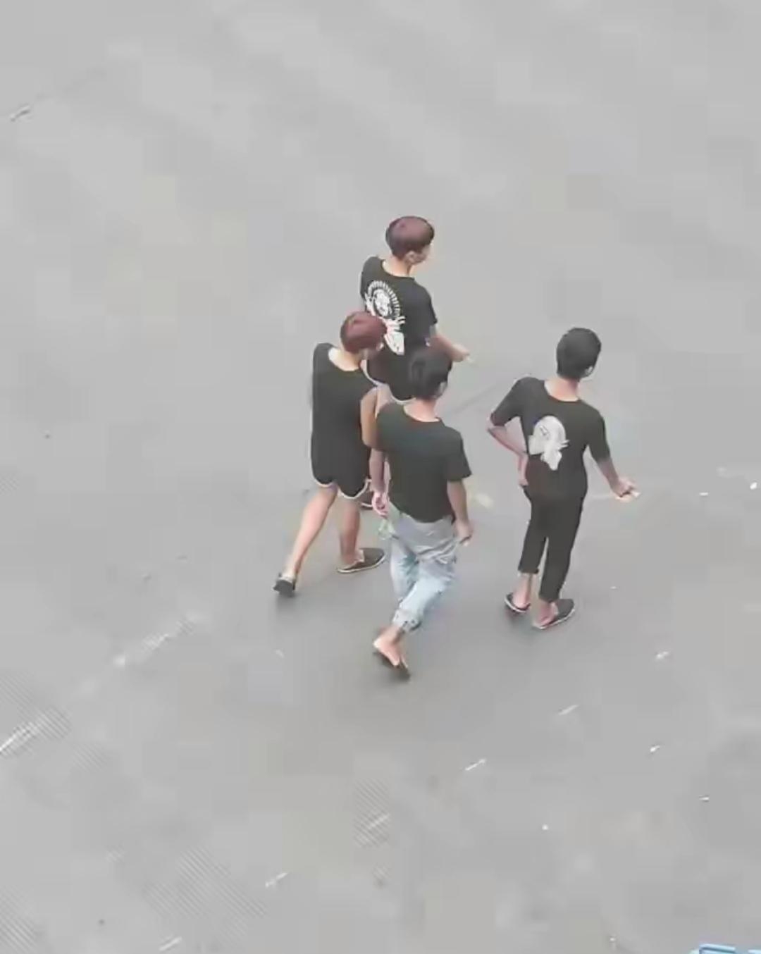 你看看一个个流里流气的样子,还自以为很酷,真让人无语.