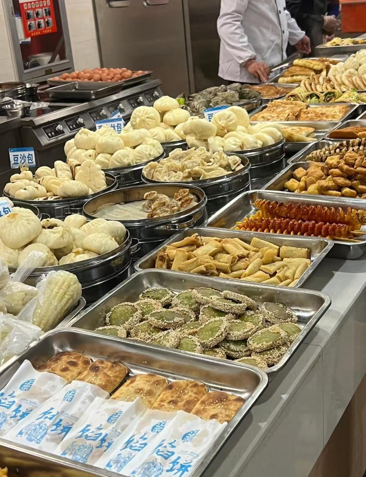 这展现的是大学生食堂的早餐,种类繁多,琳琅满目,是不是感觉特别丰盛