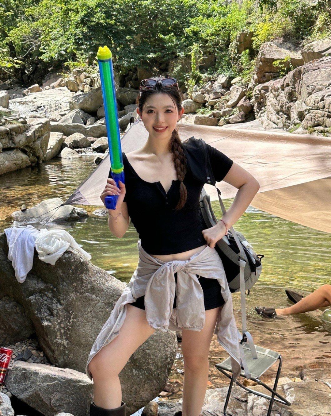 与伙伴们打了会儿水枪,水花四溅,笑声回荡在山谷