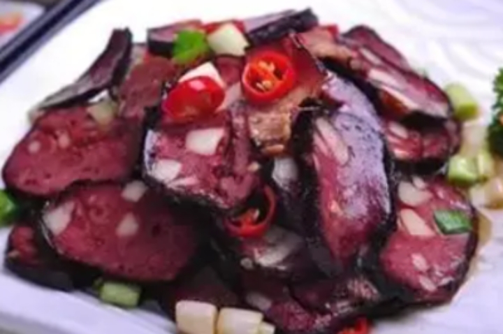 又名血粑豆腐,是由豆腐,猪血和配料腌制成的特色腊味,这道家常菜,湖南