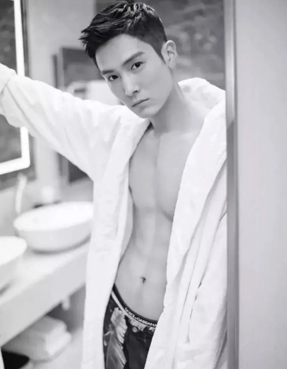 盛一伦新剧肌肉秀,又刷屏了基友圈!他还是你们的菜吗?