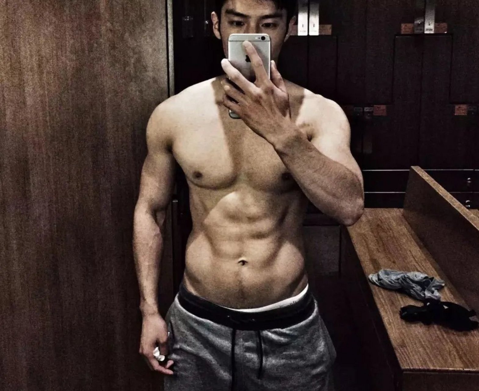 盛一伦新剧肌肉秀,又刷屏了基友圈!他还是你们的菜吗?