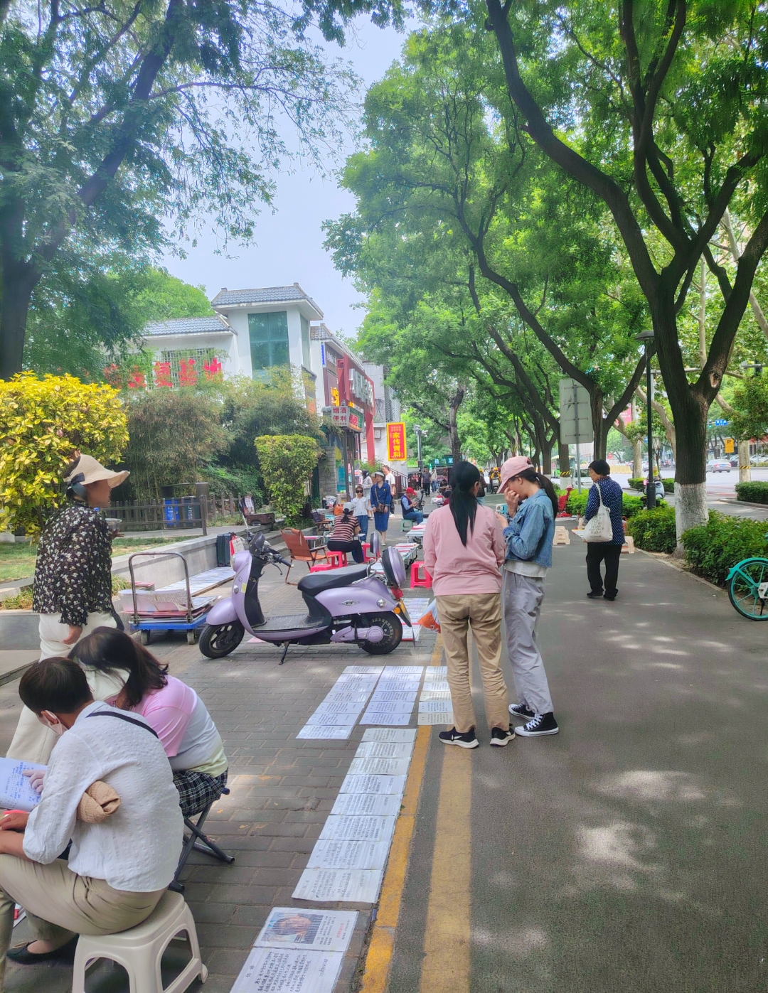 在西安革命公园街边,人们在征婚启事前驻足了解. 邢翥摄