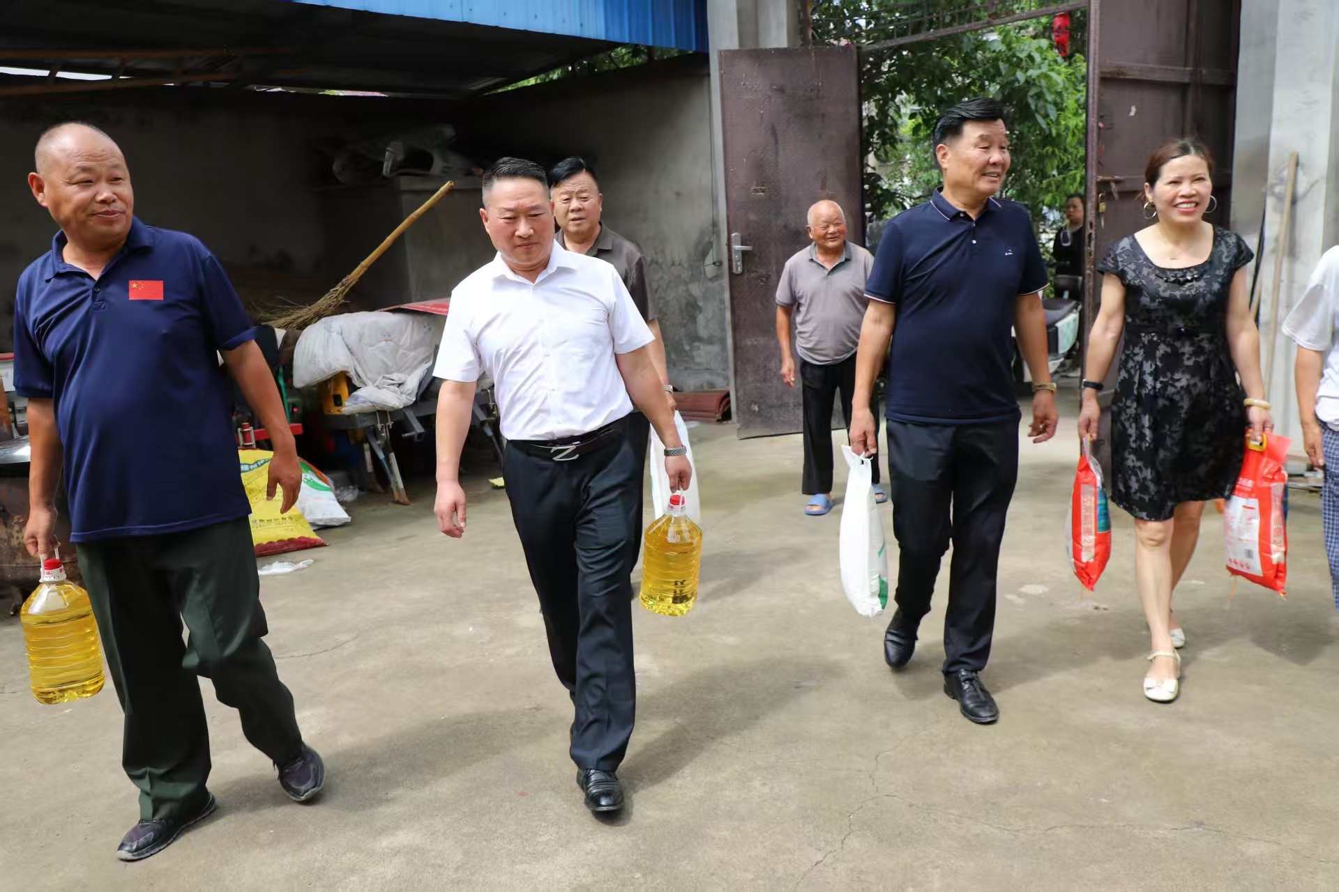 埇桥龙砚书画院:"七一"送温暖