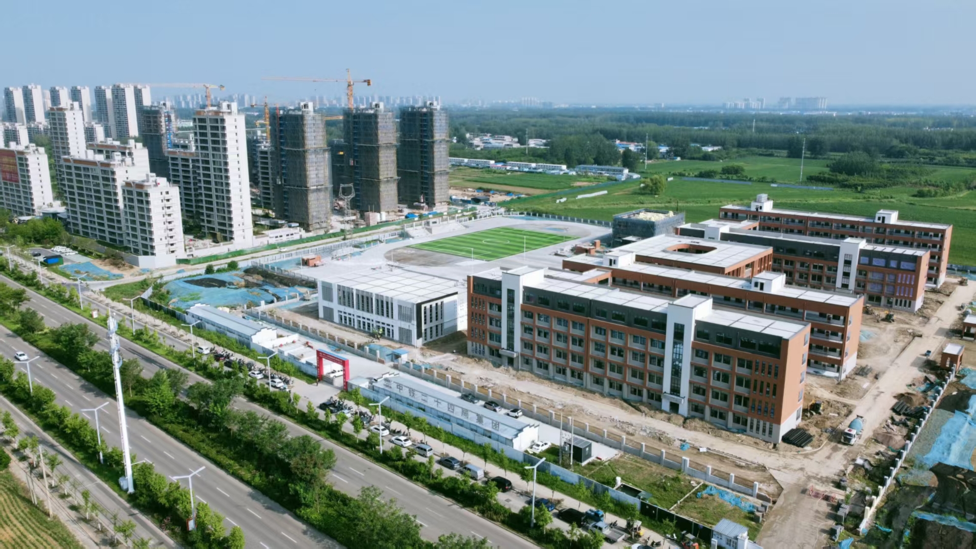 7月14日航拍的宿州市埇桥区城东新区凤鸣路九年一贯制学校
