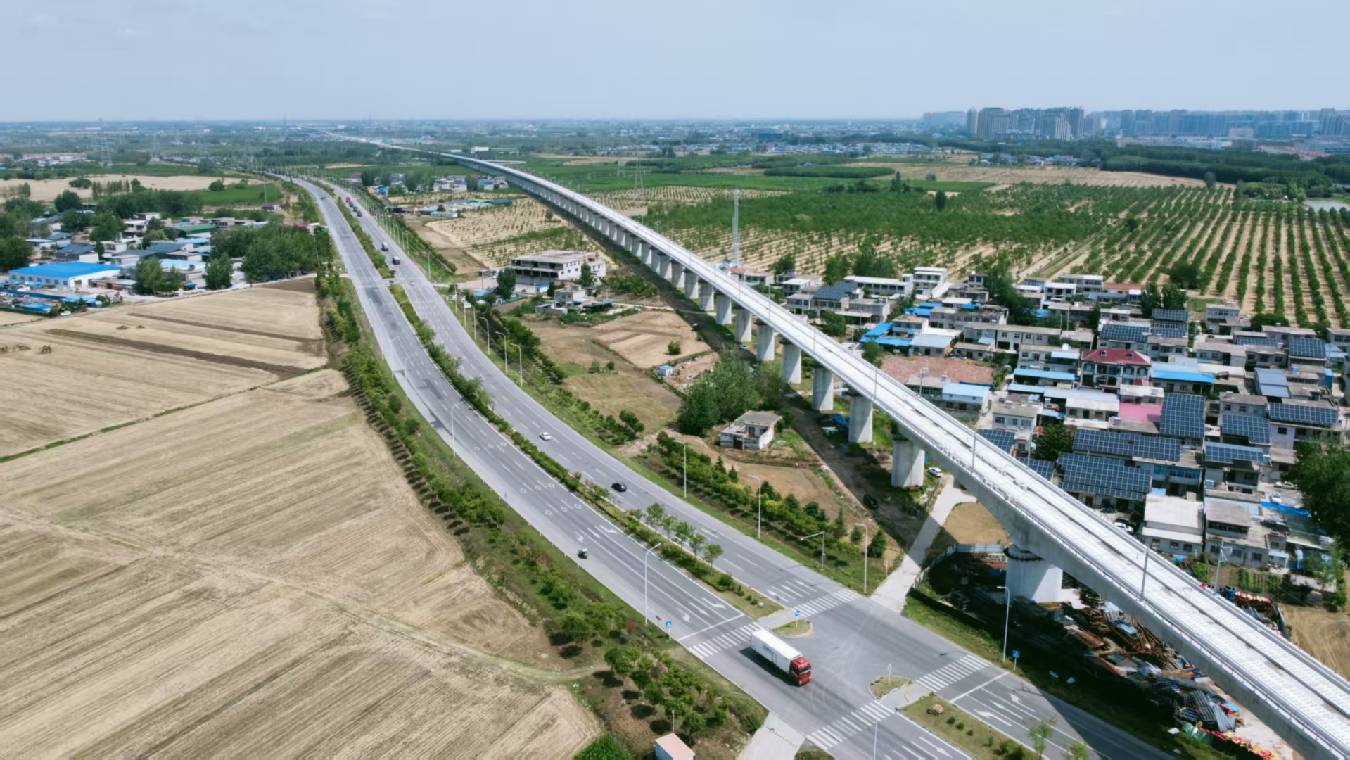 6月18日,航拍的安徽省淮宿蚌城际铁路建设宿州市埇桥区段