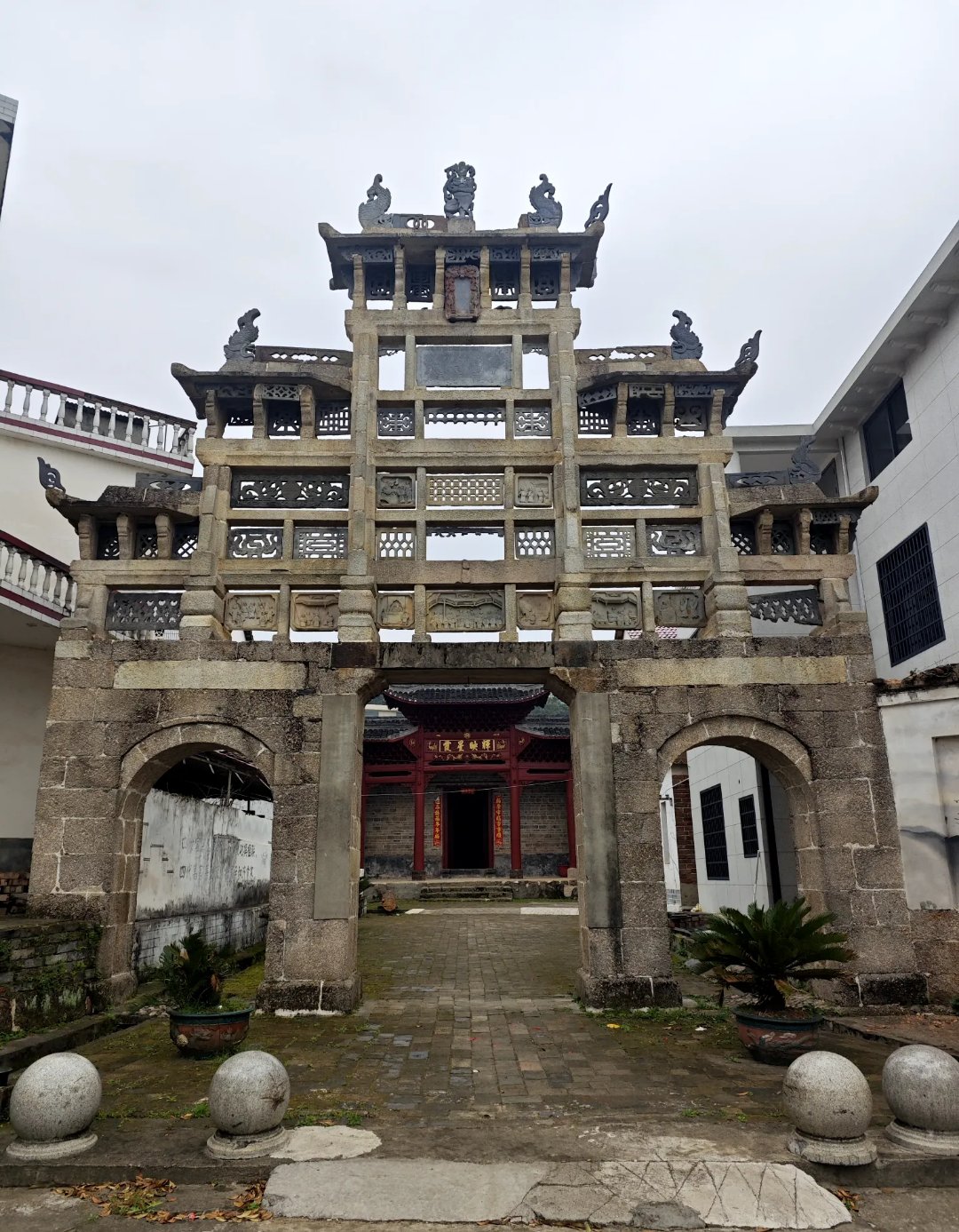 昨天我和一个已经退休的厅级领导喝茶聊天,他跟我分