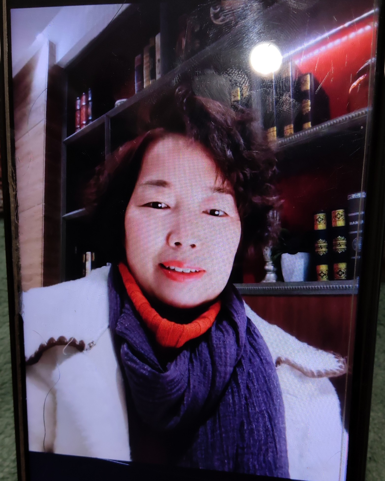 看手机的老哥,桌上摆着盘子,墙上贴着金龙,这是在哪家餐厅?