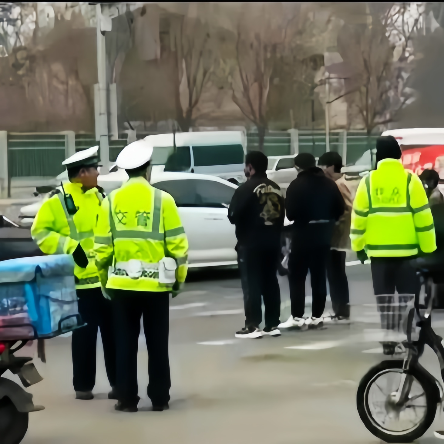 以前只听说过在人群中的便衣警察,从来没见过穿着制服混在执勤人员中