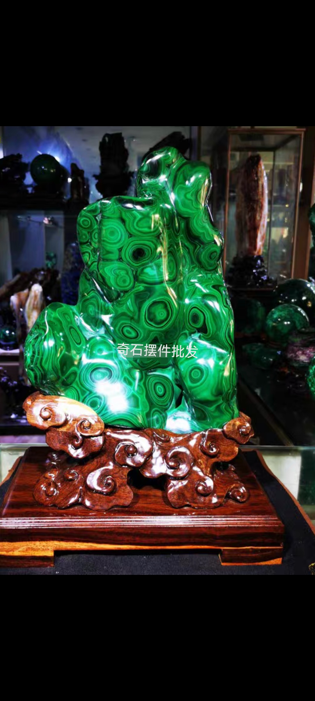 天然孔雀石原石摆件;色泽艳丽,造型独特. 长31宽18高44cm 重量:16.