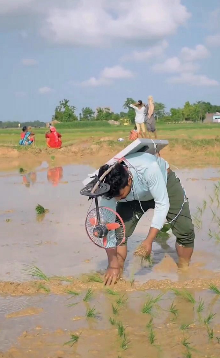 这小伙子的创意简直是太绝了,炎热的天气,他竟用太