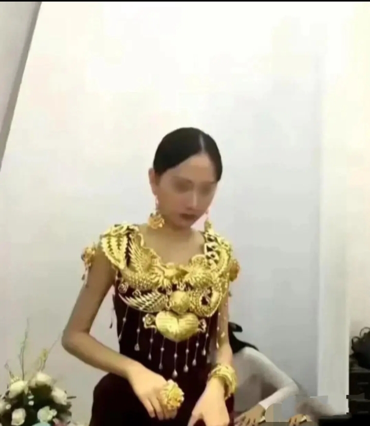 福建女儿出嫁戴黄金图片