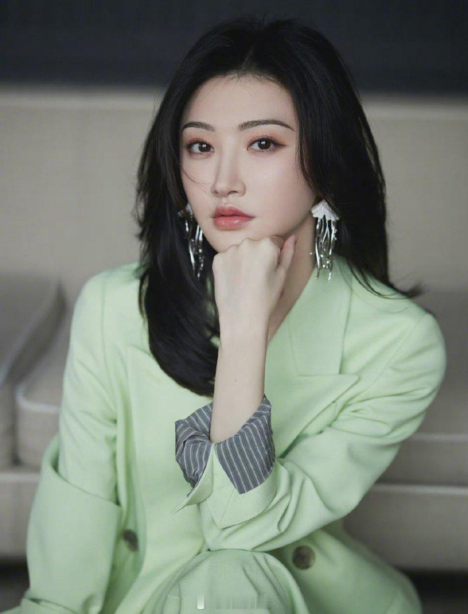 在演艺道路上,景甜不断挑战自我,用精湛的演技塑造了一个又一个经典