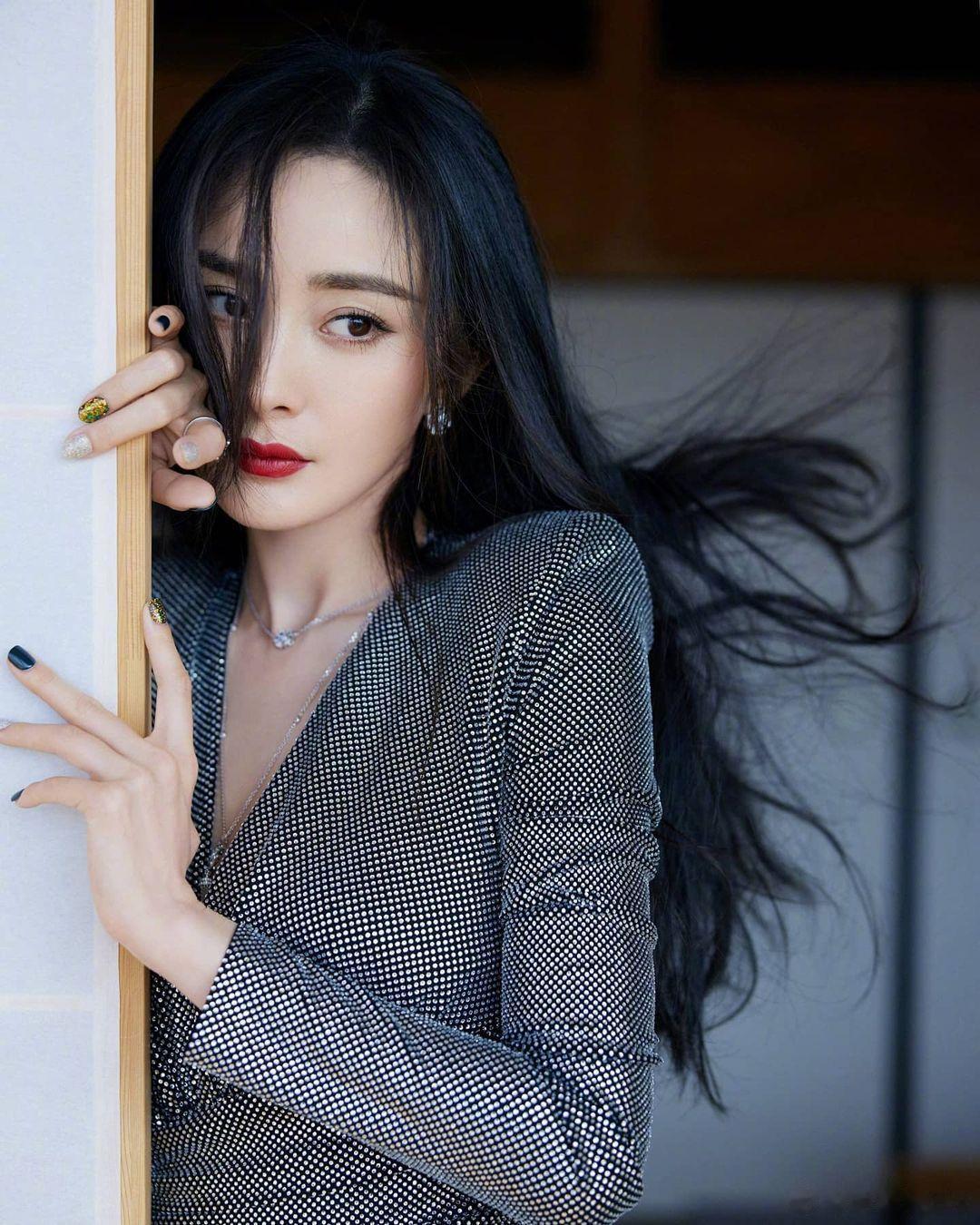 杨幂银色亮片连衣裙窈窕性感,微卷长发更有韵味!