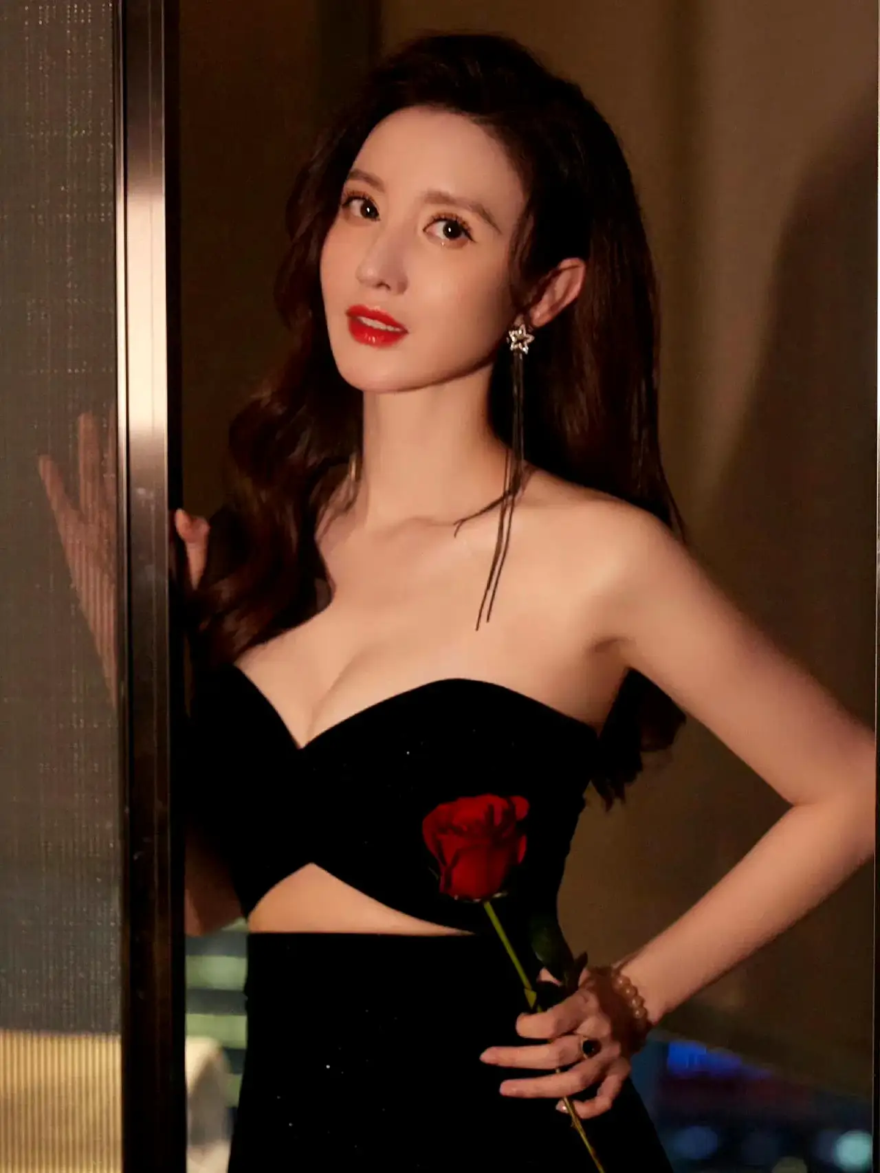 张萌身着黑色抹胸裙亮相,这身材简直绝了!