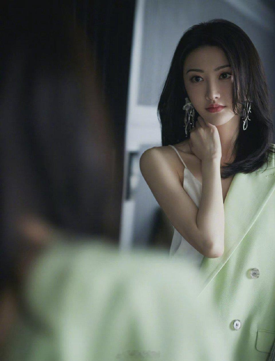 在演艺道路上,景甜不断挑战自我,用精湛的演技塑造了一个又一个经典