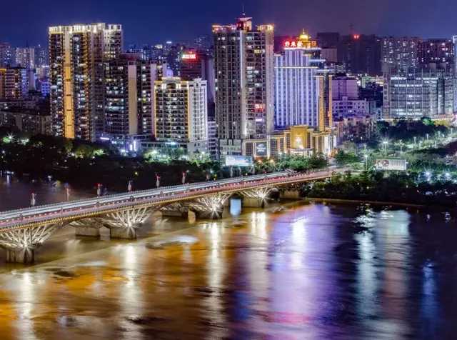 直到现在也有人,称呼连州是粤北"小广州".