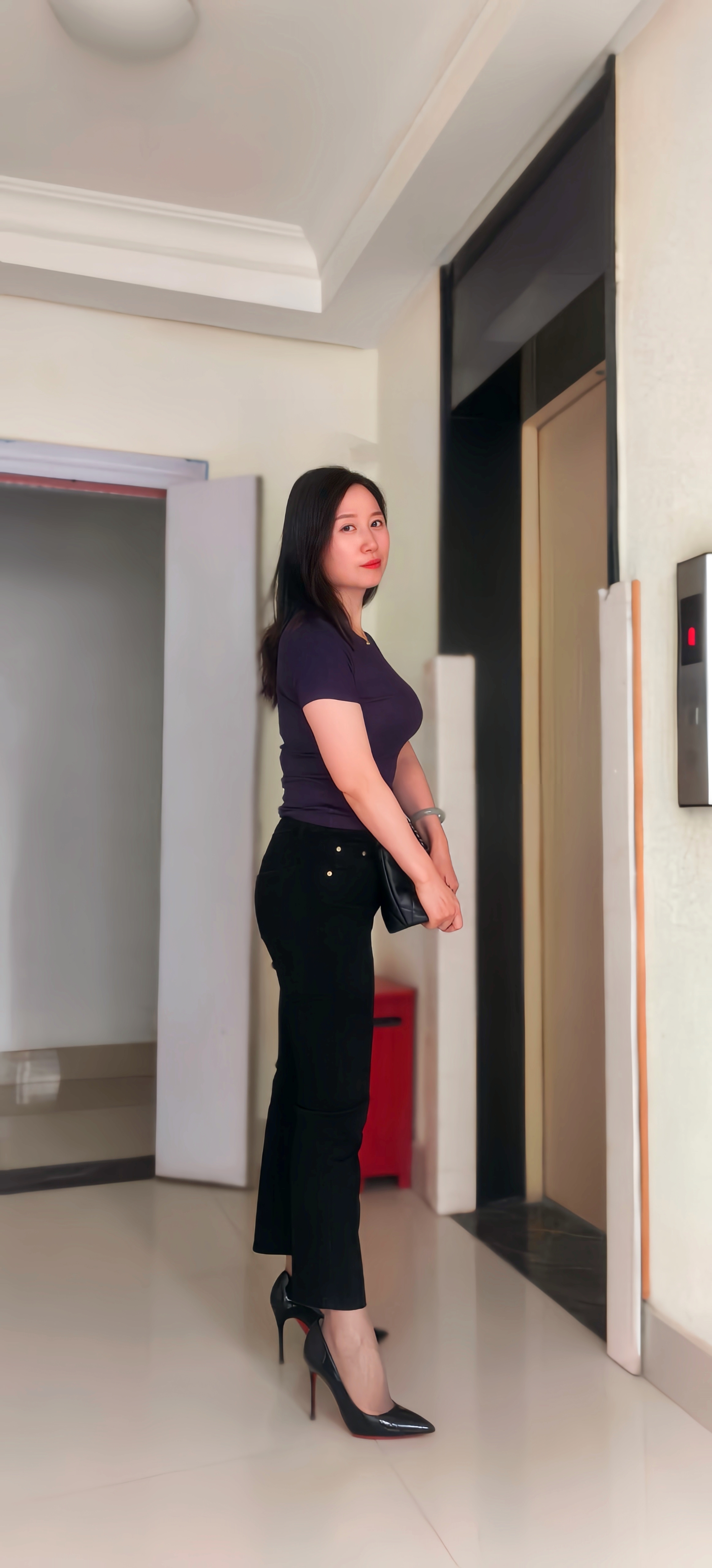 晚上下班回家,在电梯口又遇见楼上的邻居大姐姐,在我们等电梯的时候她