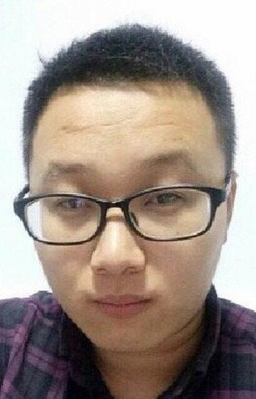 面相分析:  从面相中看,黄薄眉的,不是太注重家庭生活,家庭观念淡薄.