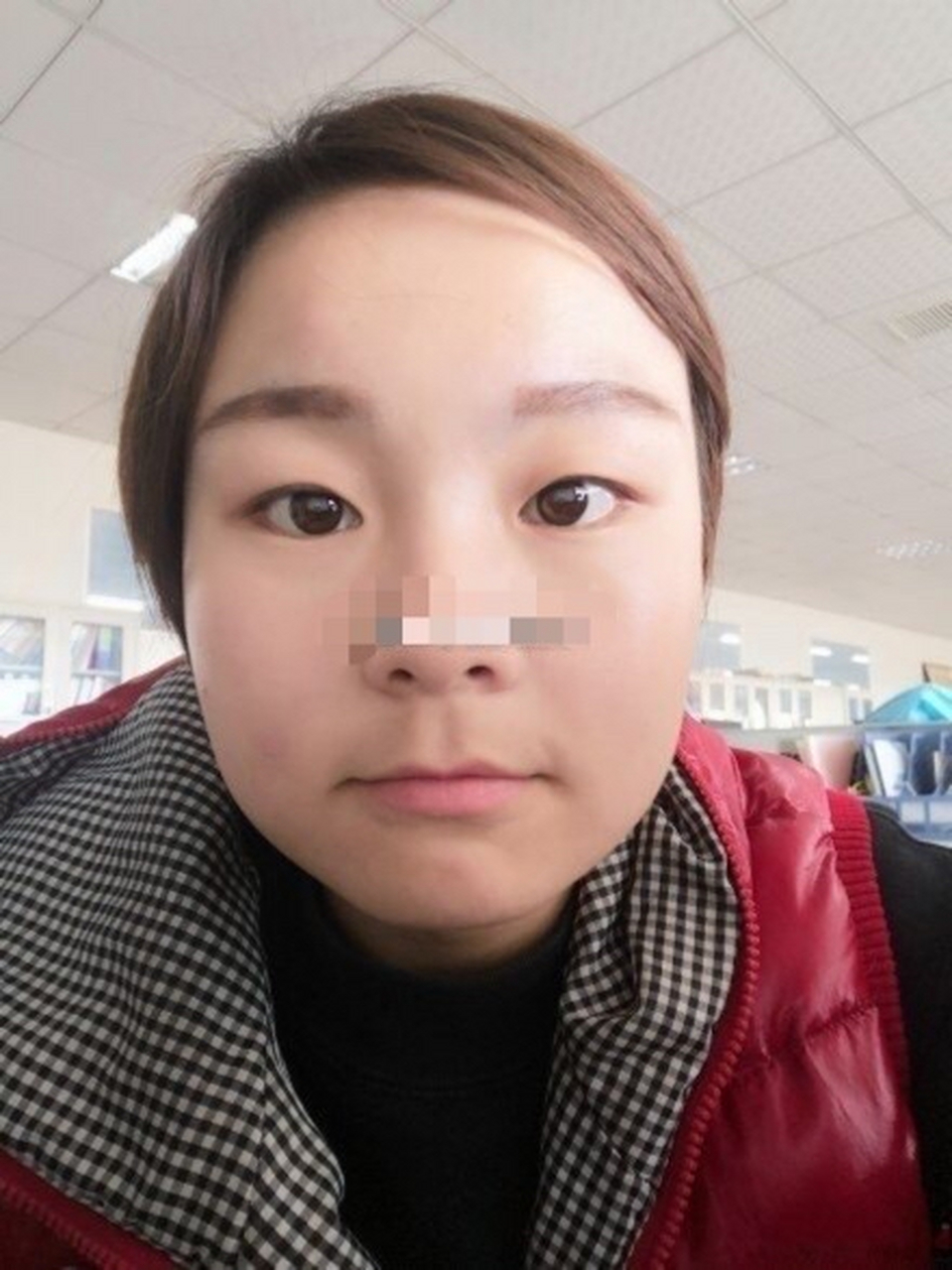 面相预测#从面相中看,弓形口,嘴薄成一条线,眉间距过宽,有较为浓厚的