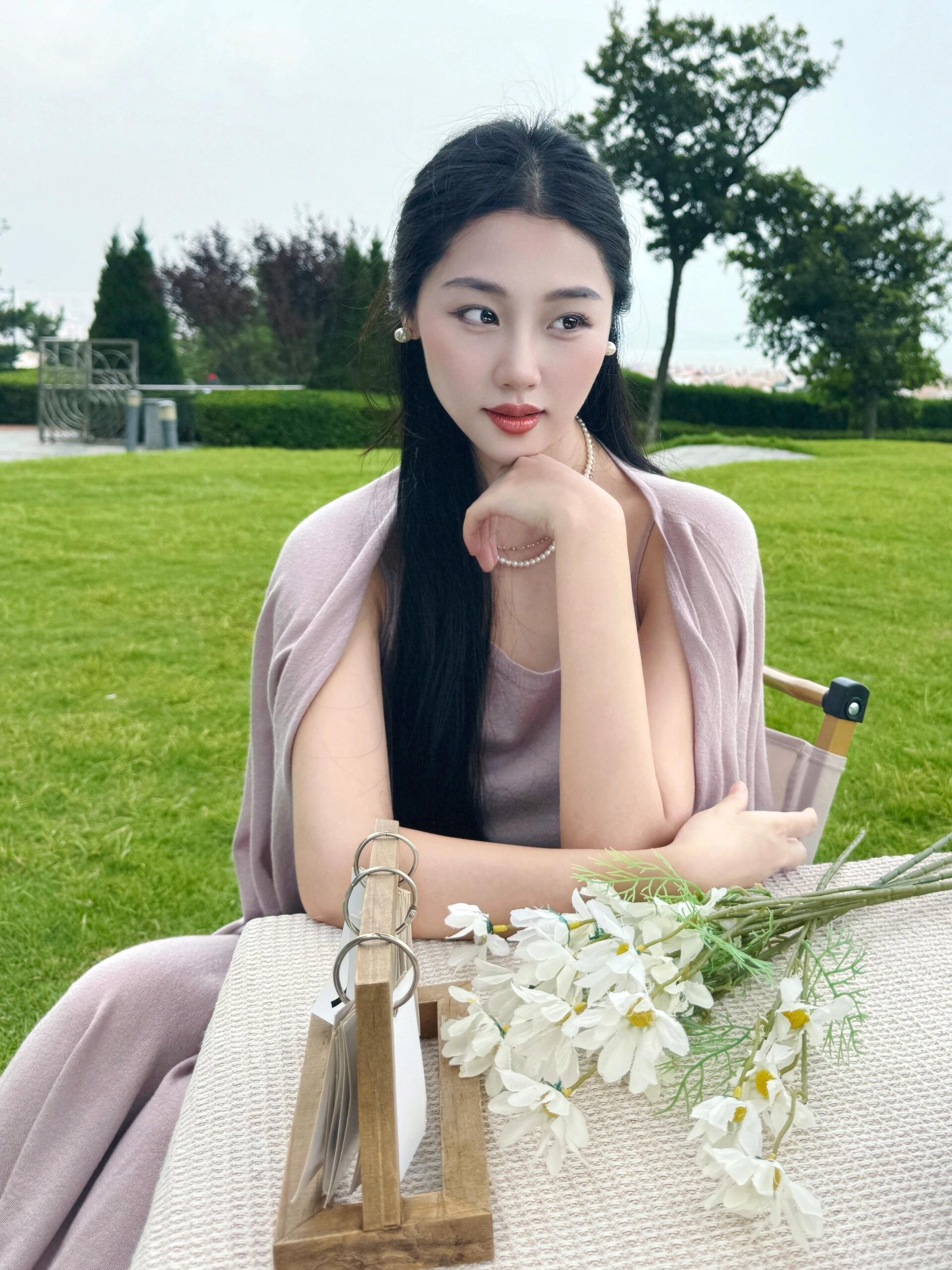 在公园的宁静角落,我享受着下午茶时光,手边是新鲜