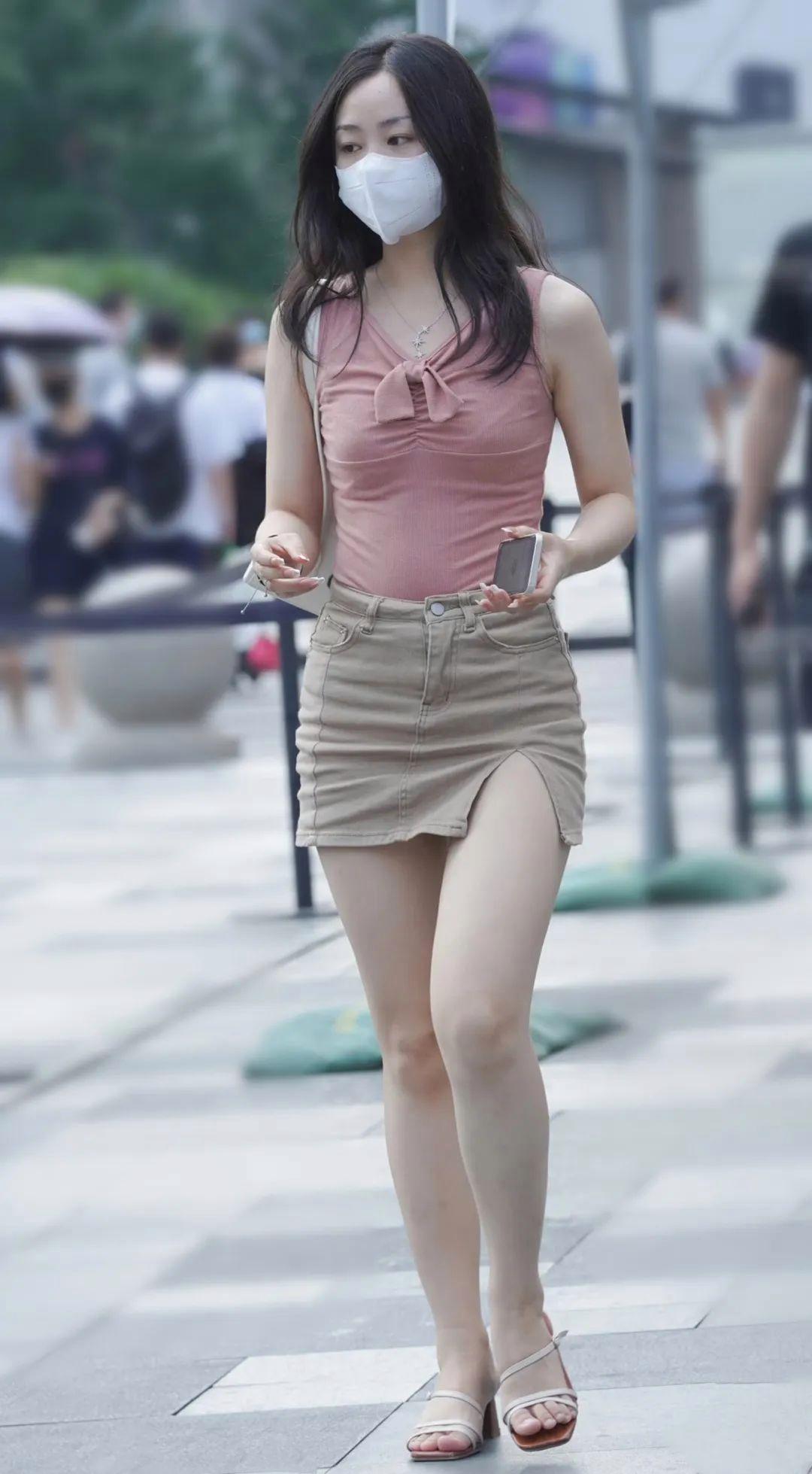 街拍|时尚靓丽的短裙美女.简约风尚,自在出行