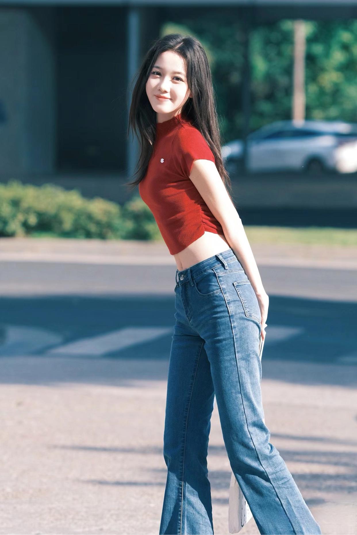 街拍|性感高挑的紧身牛仔裤美女.黑发的她,自然中透着优雅.