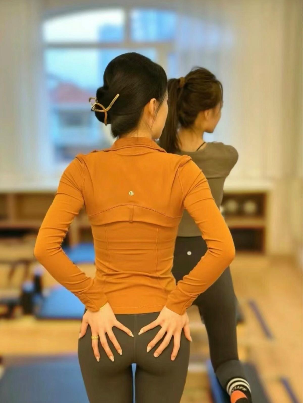 今日瑜伽室,两位女神背影倩影,尽显力与美.