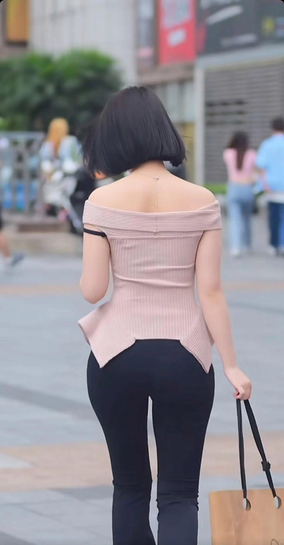 街拍|性感白皙的黑色紧身裤美女.短发随风飘动,自然黑尽显个性.