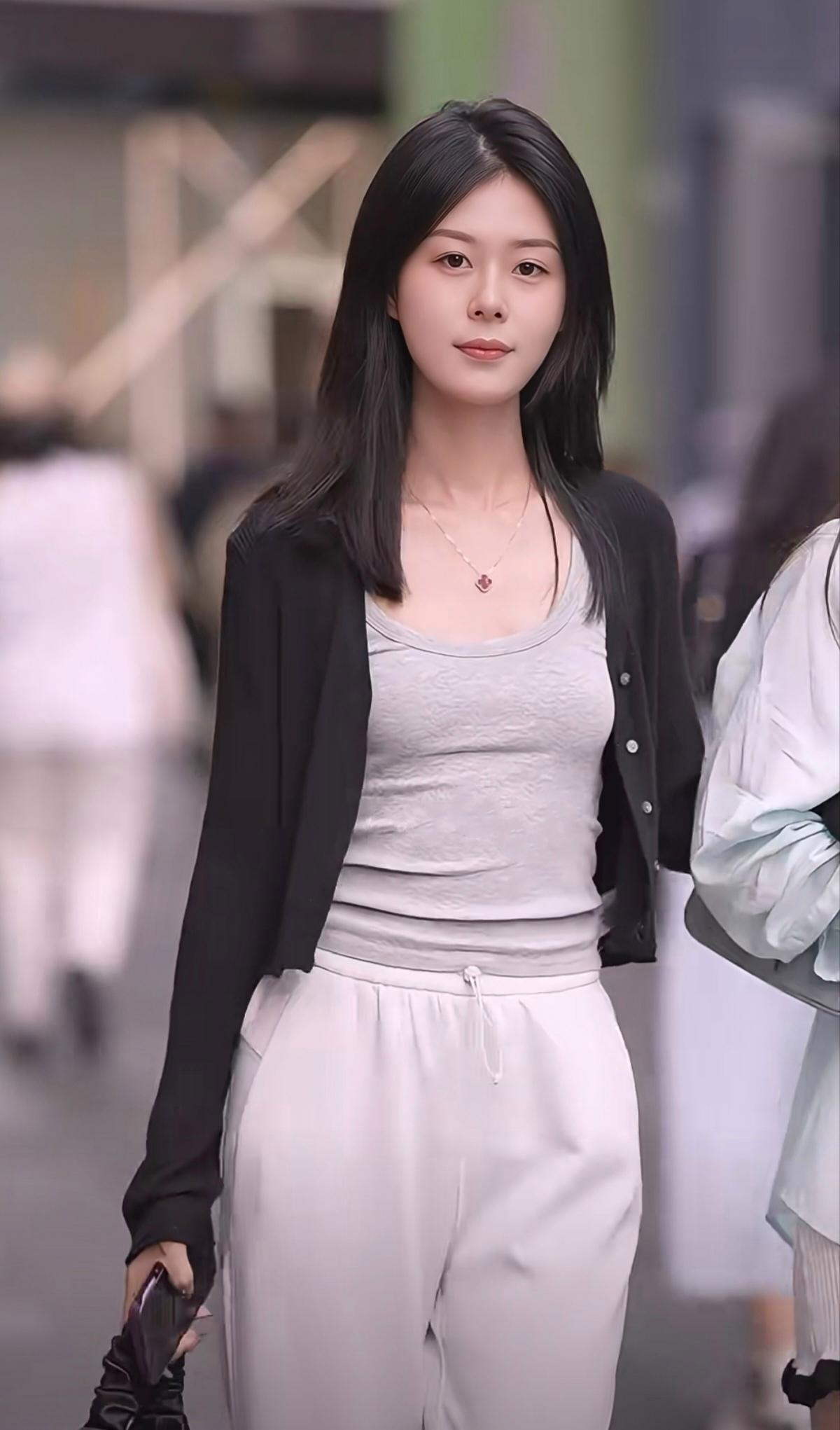 街拍|时尚靓丽的黑发美女.黑发如瀑,轻披香肩,细链红心,点缀颈间.