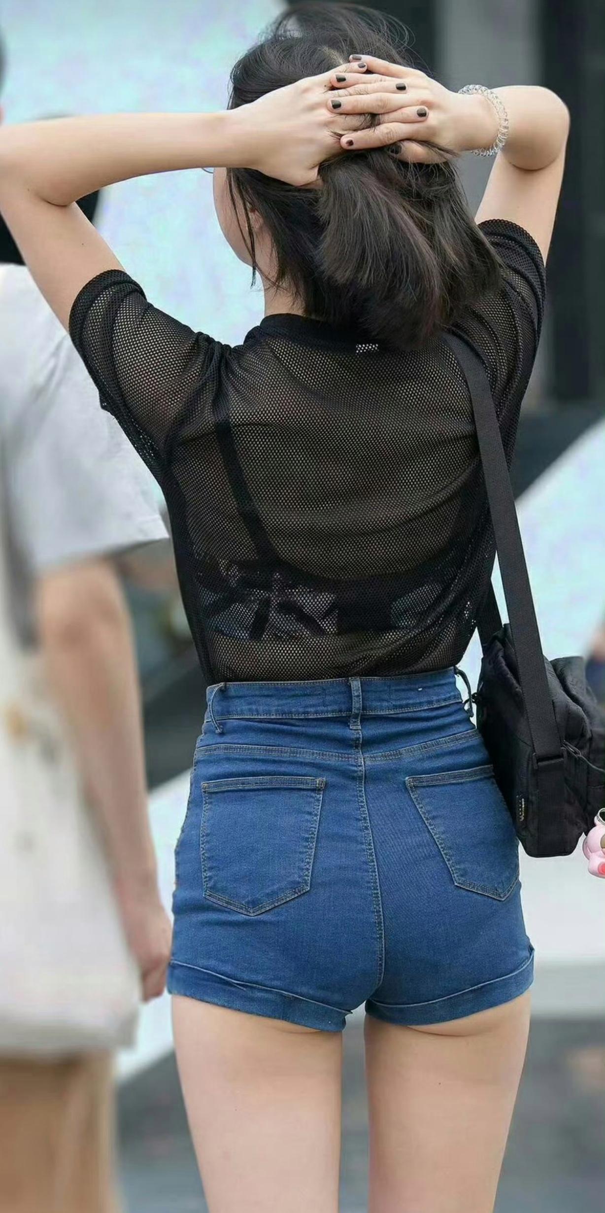 背景中,人群与建筑若隐若现,宛如一幅朦胧的画卷.