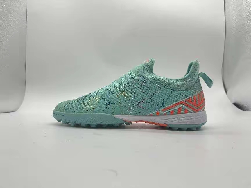 早期的足球鞋用的是硬板加真皮,底下还有很大的铁钉,非常实用和耐穿!