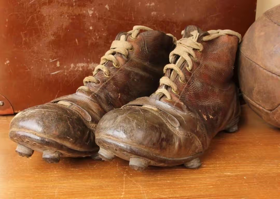 早期的足球鞋用的是硬板加真皮,底下还有很大的铁钉,非常实用和耐穿!