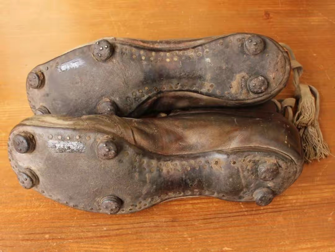 早期的足球鞋用的是硬板加真皮,底下还有很大的铁钉,非常实用和耐穿!