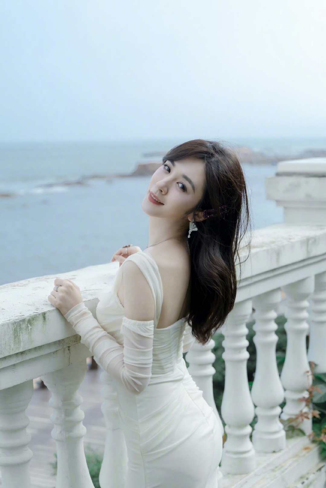 王晓晨海边随拍,美得像画中人