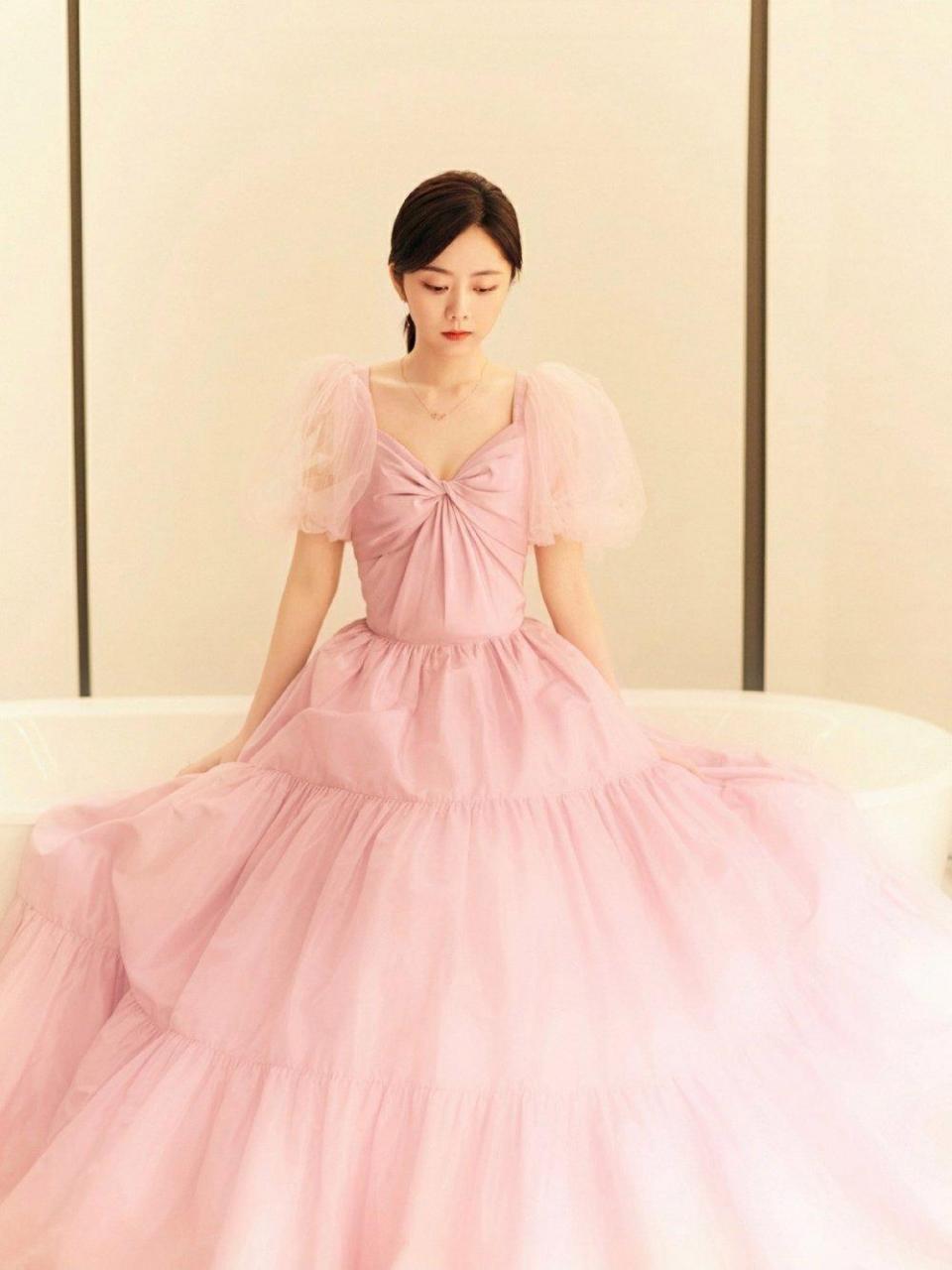 谭松韵优雅亮相,粉色长裙如梦似幻,美得让人心动!