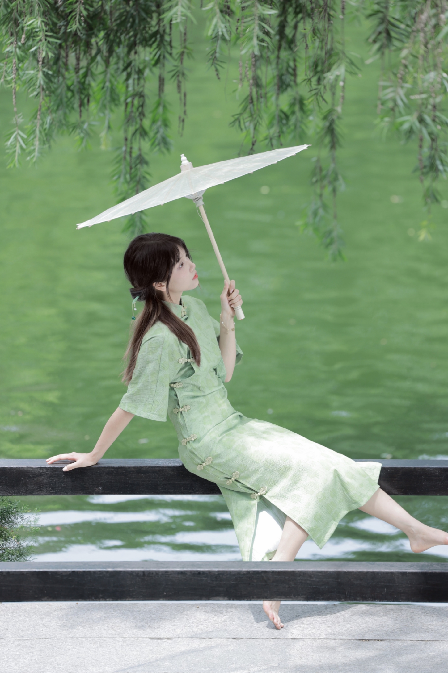 春风又绿江南岸!江南美女行走在这山水间,温婉动人,柔情似水!