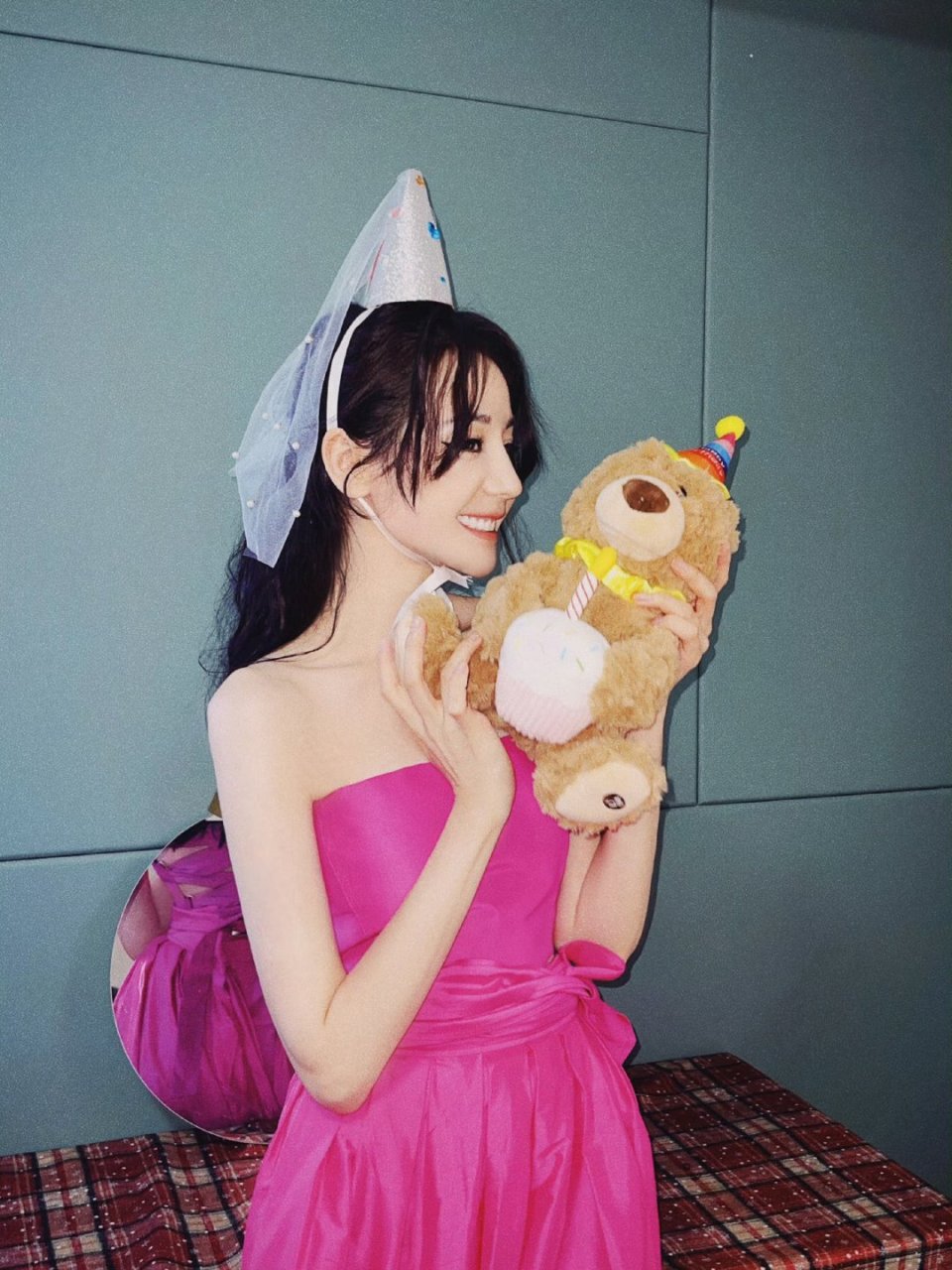 迪丽热巴,今天是个特别的日子,手捧着生日熊,心情美美哒!959894