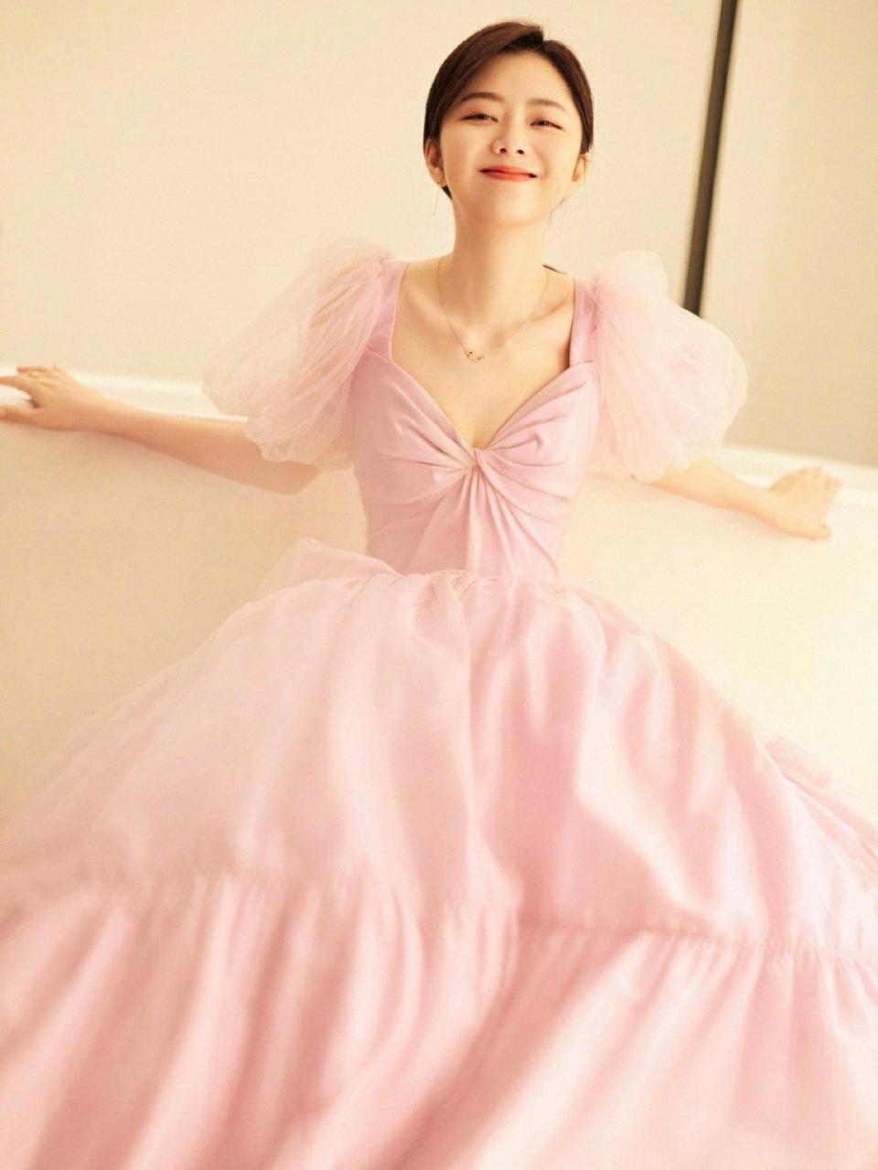 谭松韵优雅亮相,粉色长裙如梦似幻,美得让人心动!